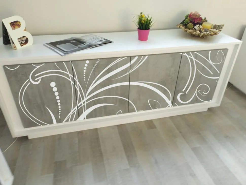 Madia linea Beton 4 ante in finitura Bianco laccato opaco con ante cemento e grafica floreale
