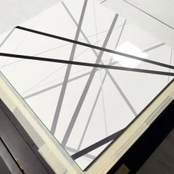 Madia moderna 2 ante linea Frame in Bianco Lucido e Cemento con grafica righe