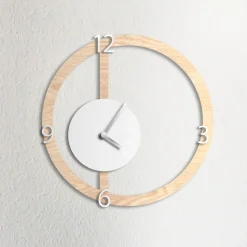 Orologio da parete HALO, effetto legno chiaro e bianco