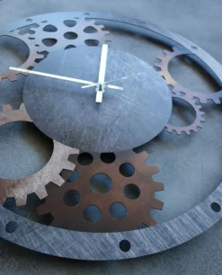 Orologio in ferro rustico