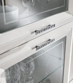 Parete attrezzata Catalina linea Prevaling finitura Bianco Frassino e Argento con serigrafia Argento e maniglie con strass