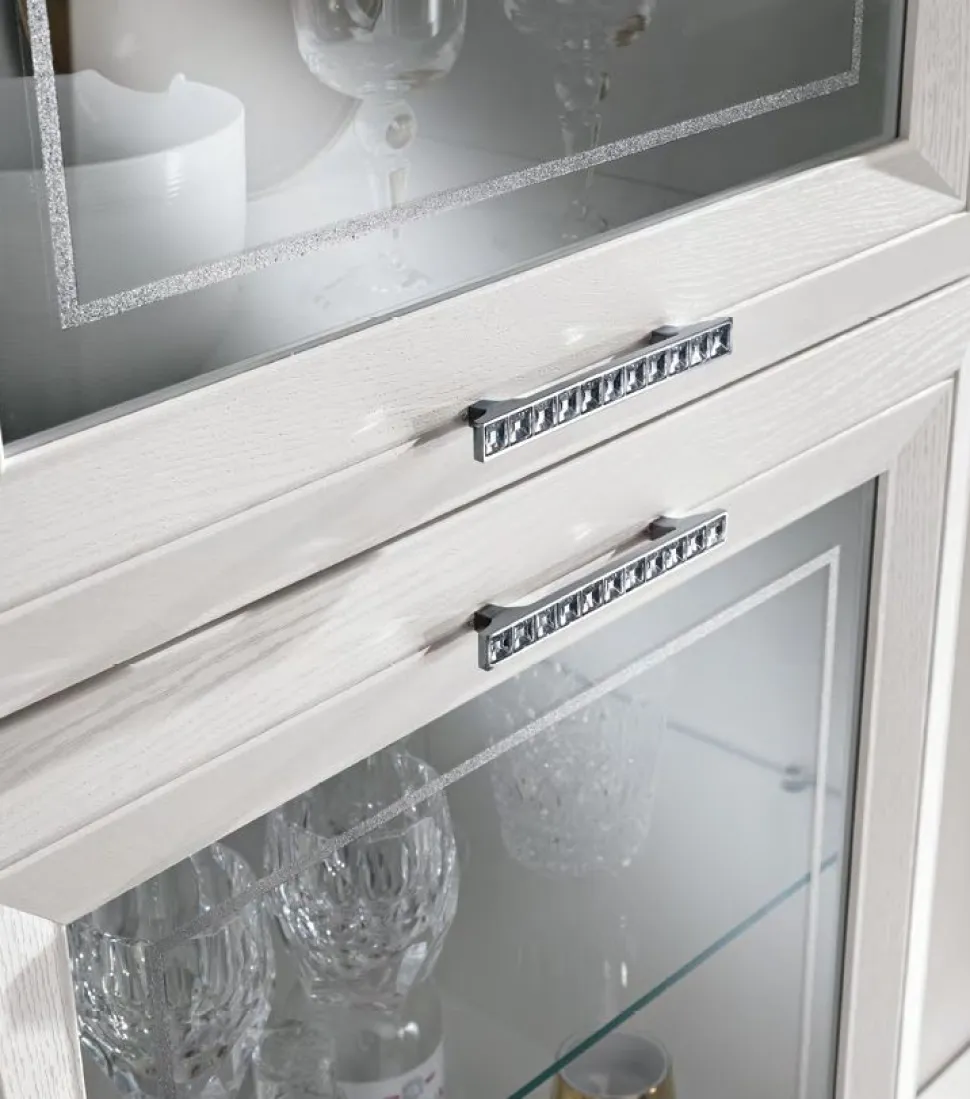 Parete attrezzata Catalina linea Prevaling finitura Bianco Frassino e Argento con serigrafia Argento e maniglie con strass