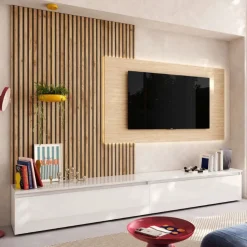 Parete attrezzata con boiserie, cassettoni e pannello porta tv in Bianco lucido e Cadiz cannettato