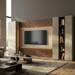 Parete attrezzata con pannello tv sospeso e boiserie cannettata in rilievo in finitura Argilla e Rovere