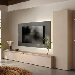 Parete attrezzata con pannello tv sospeso e cassettoni in finitura Cashmere