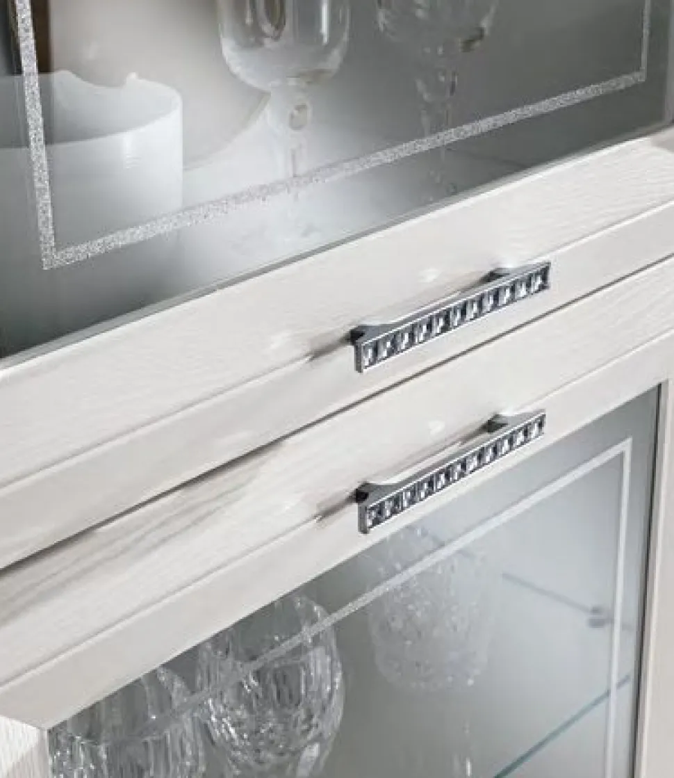 Parete attrezzata Enio linea Prevaling finitura Bianco Frassino con serigrafia Argento e maniglie con strass