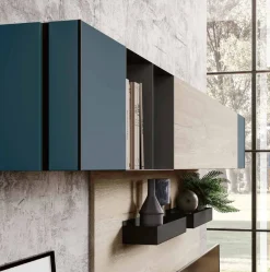 Parete attrezzata moderna con cassetti e pensili in metallo disponibile in vari colori
