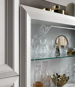Parete attrezzata Obli linea Prevaling finitura Bianco Frassino e Argento con serigrafia Argento e maniglie con strass