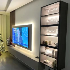 Parete attrezzata sospesa con pensili in vetro in Cadiz cannettato, Cashmere e Bronzo
