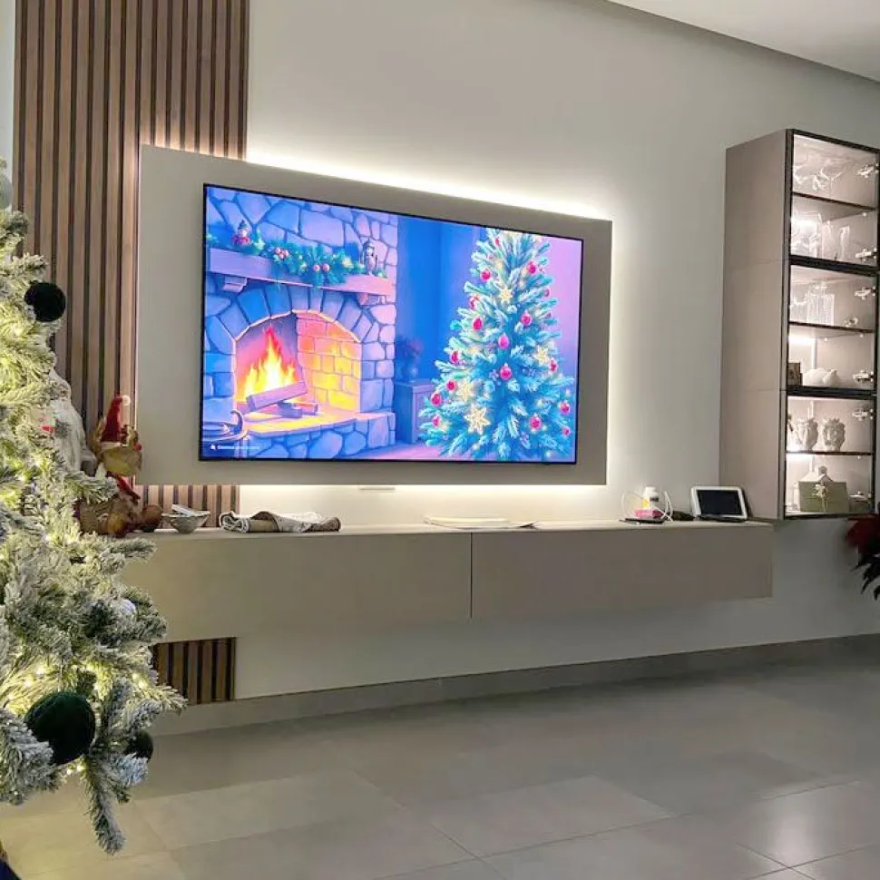 Parete attrezzata sospesa con pensili in vetro e pannello porta tv in Cadiz cannettato, Cashmere e Bronzo