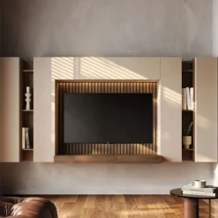Parete attrezzata sospesa con ribalte e boiserie cannettata in rilievo in finitura Mercure e Cashmere