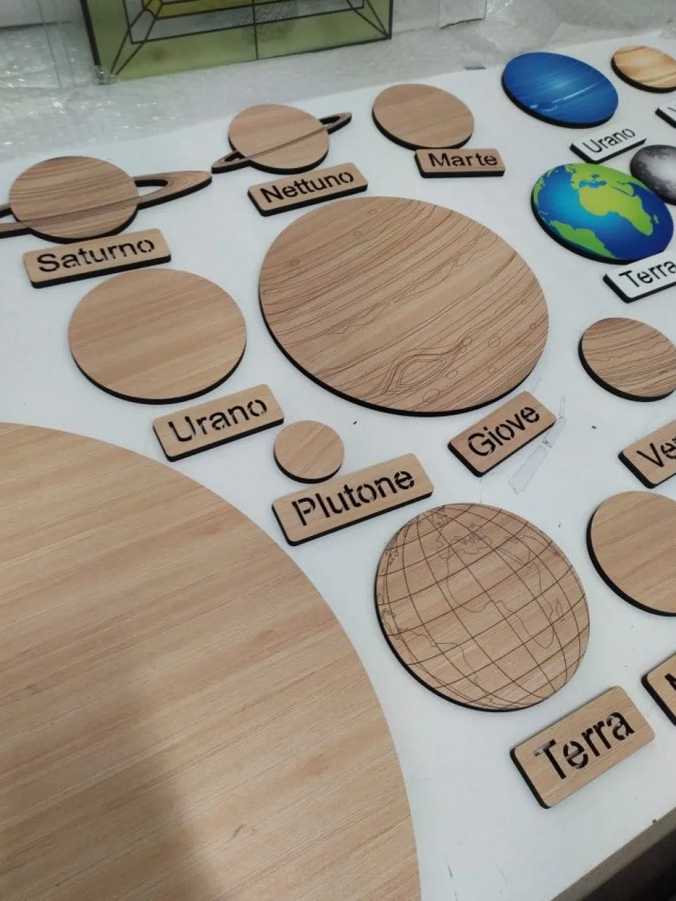 Planetario sistema solare in legno serigrafato colorato