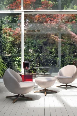 Poltrona con struttura in metallo e seduta imbottita Vovo disponibile in 3 colori