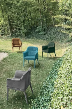 Poltroncina imbottita interamente rivestita in microfibra Dallas disponibile in 4 colori