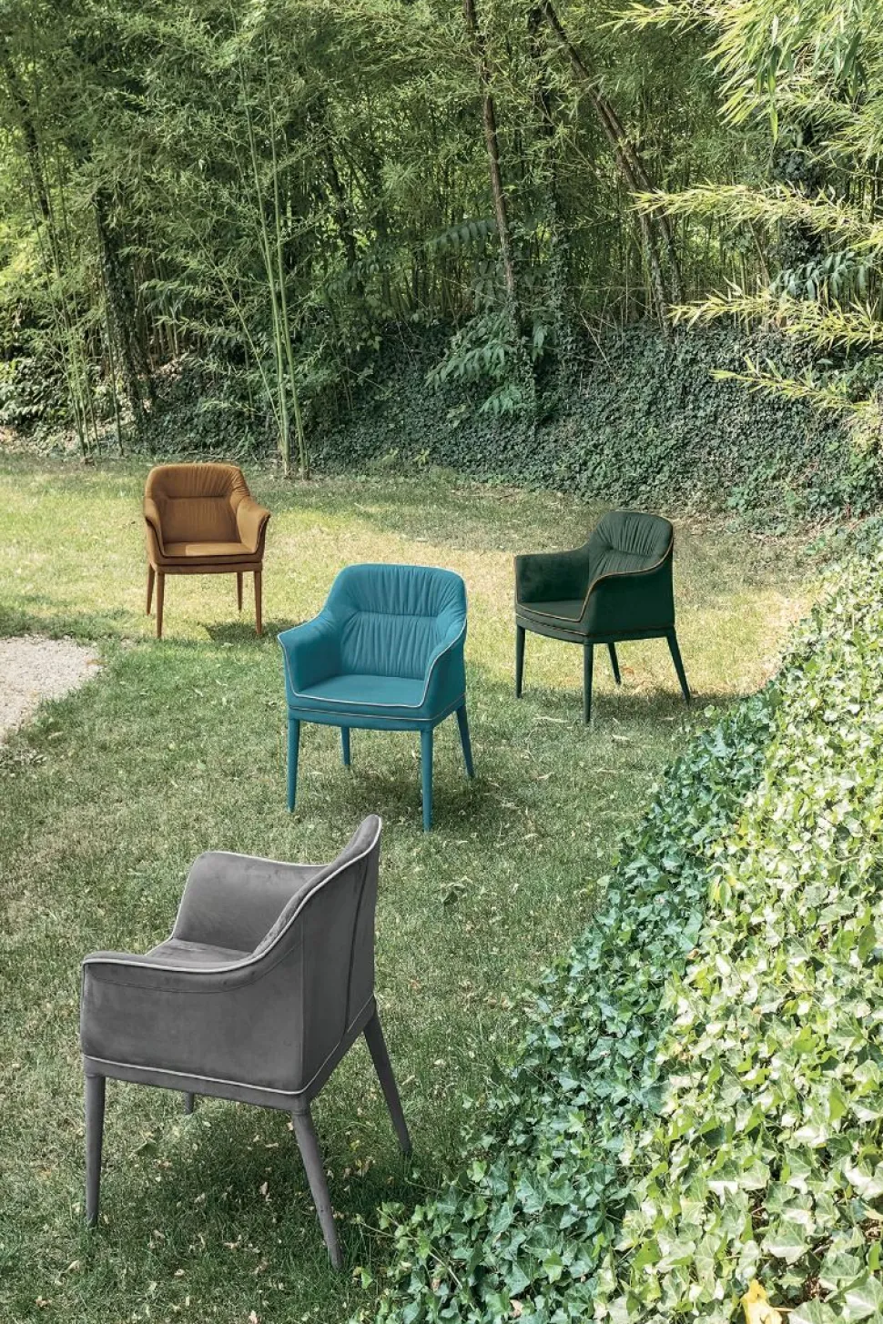 Poltroncina imbottita interamente rivestita in microfibra Dallas disponibile in 4 colori