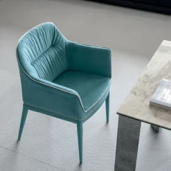 Poltroncina imbottita interamente rivestita in microfibra Dallas disponibile in 4 colori