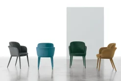 Poltroncina imbottita in tessuto Cleveland disponibile in 6 colori