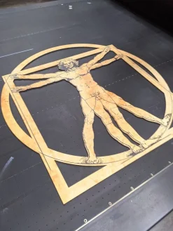 Quadro in legno chiaro Uomo Vituviano diamentro 1 metro