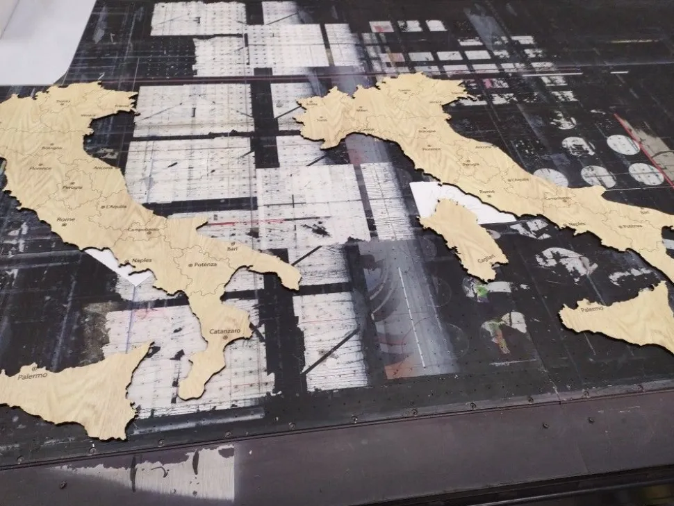 Quadro mappa Italia in legno colore legno chiaro