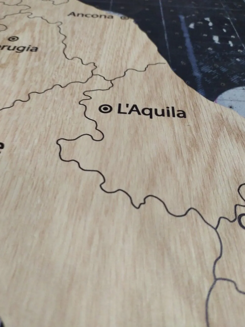 Quadro mappa Italia in legno colore legno chiaro