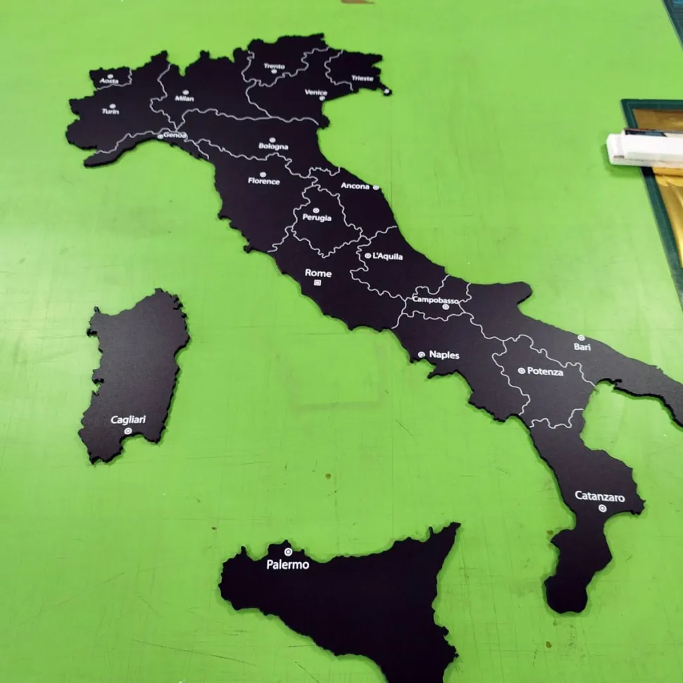 Quadro mappa Italia in legno colore nero opaco