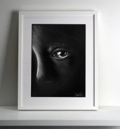Quadro su cornice in legno, occhio di bambina di Leonardo Criolani