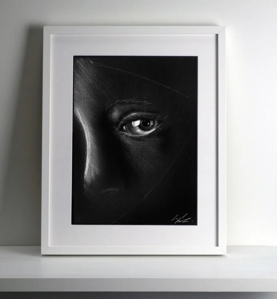 Quadro su cornice in legno, occhio di bambina di Leonardo Criolani