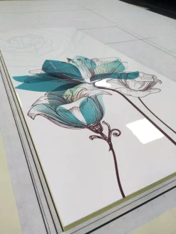 Scarpiera 2 ante linea Virgola finitura Bianco Lucido con fiore colorato
