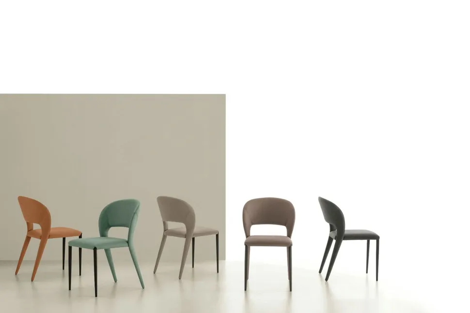 Sedia con seduta imbottita e rivestita in tessuto Fusion disponibile in 6 colori