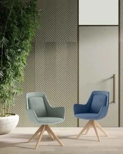 Sedia con struttura in legno e seduta imbottita in tessuto Stamura
