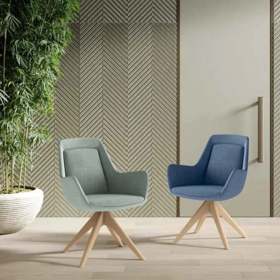 Sedia con struttura in legno e seduta imbottita in tessuto Stamura