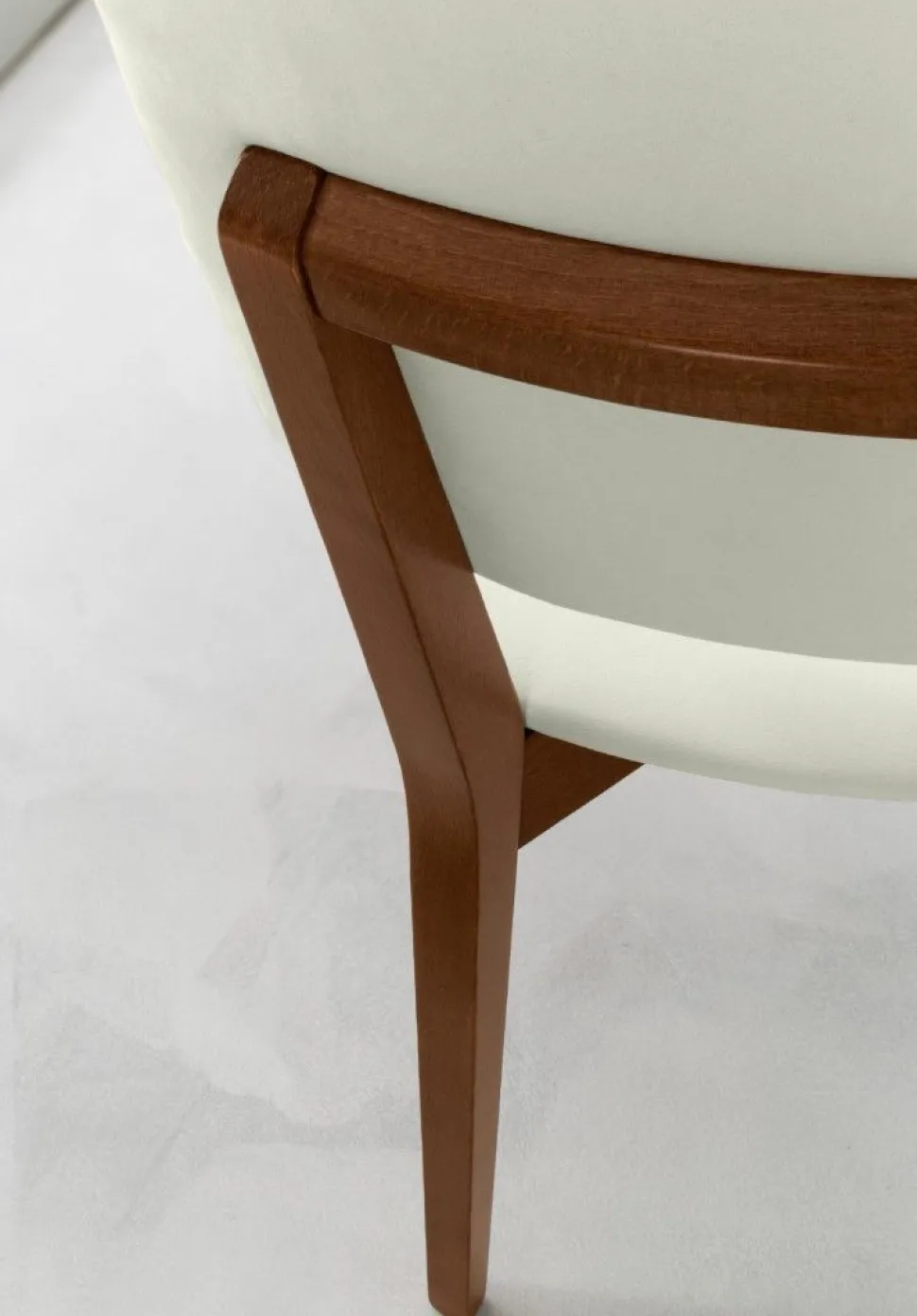Sedia con struttura in legno e seduta imbottita in tessuto Karen