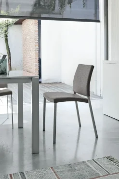 Sedia con struttura in metallo e seduta imbottita Zara disponibile in 6 colori
