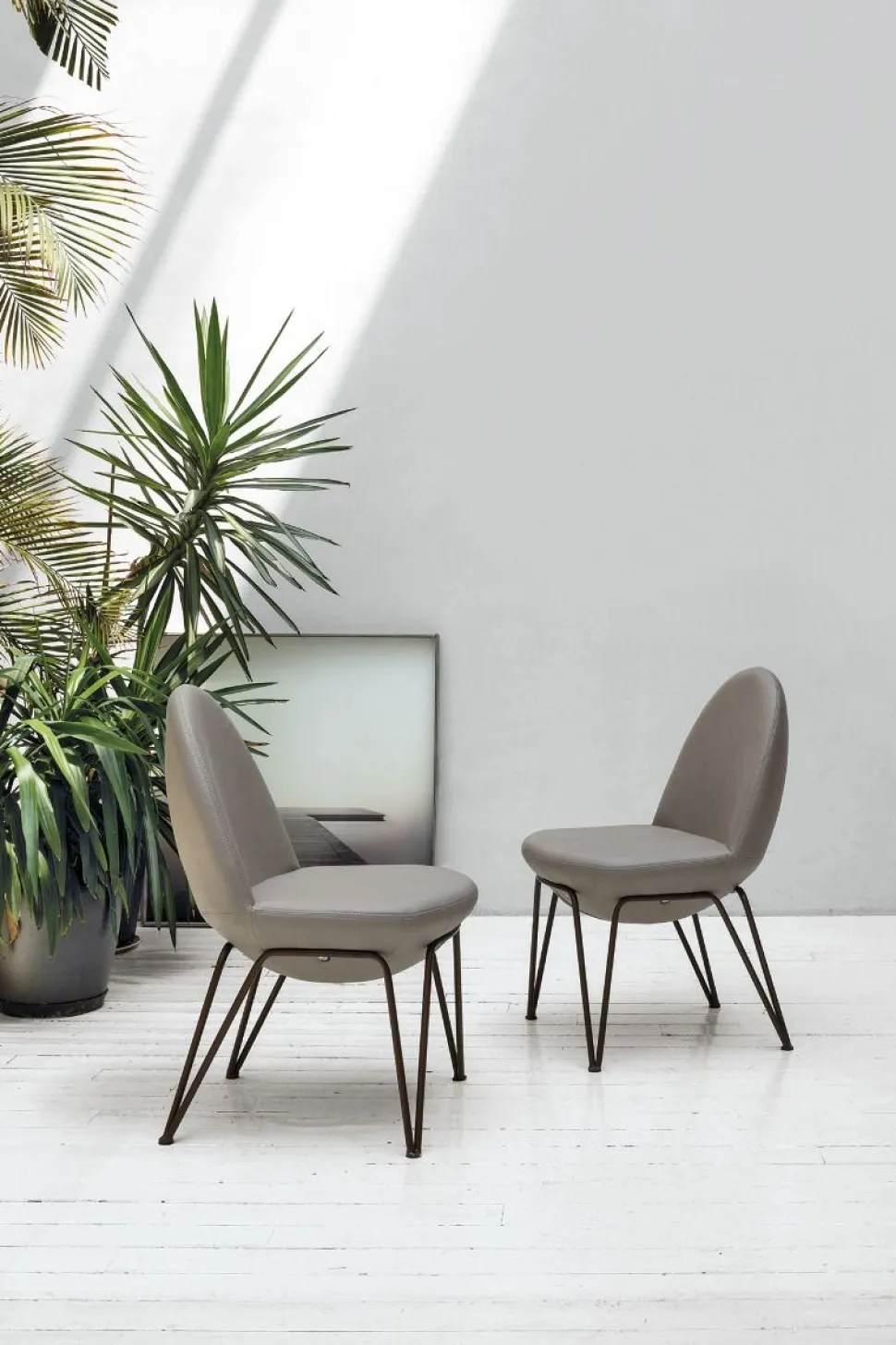 Sedia con struttura in metallo e seduta imbottita Vovo disponibile in 6 colori