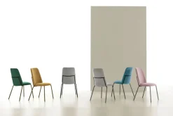 Sedia imbottita e rivestita in microfibra Easy disponibile in 6 colori