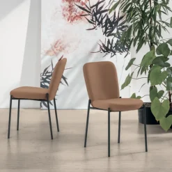 Sedia imbottita e rivestita in tessuto Akita disponibile in vari colori
