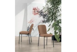 Sedia imbottita e rivestita in tessuto Akita disponibile in vari colori