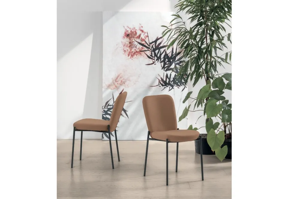 Sedia imbottita e rivestita in tessuto Akita disponibile in vari colori