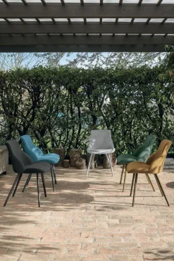 Sedia imbottita e rivestita in tessuto Brasilia disponibile in 8 colori
