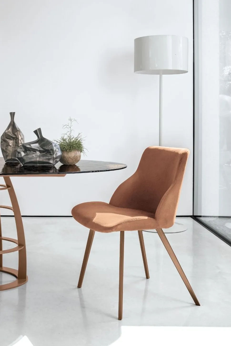 Sedia imbottita e rivestita in tessuto Brasilia disponibile in 8 colori