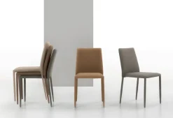 Sedia imbottita impilabile interamente rivestita in tessuto Nizza disponibile in 6 colori