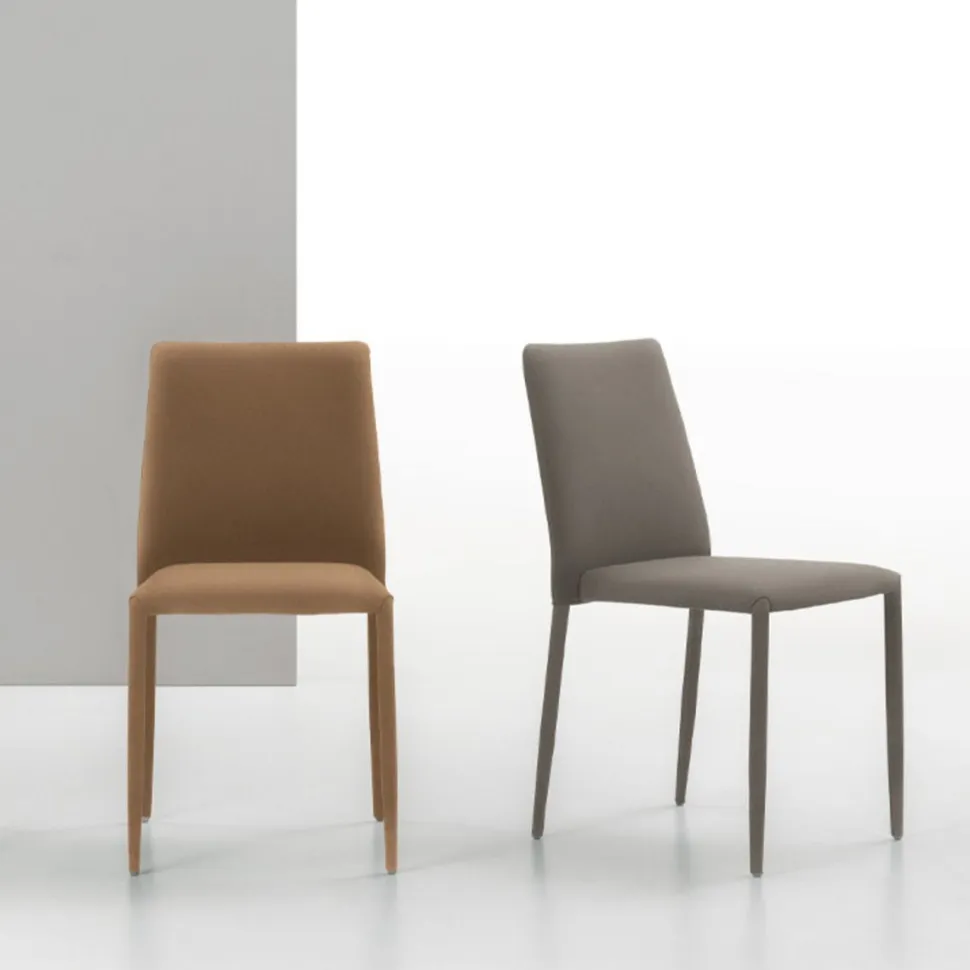 Sedia imbottita impilabile interamente rivestita in tessuto Nizza disponibile in 6 colori