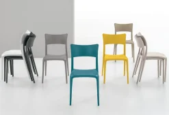 Sedia impilabile in polipropilene Cordoba disponibile in 8 colori