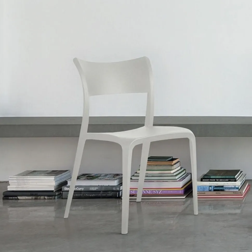 Sedia impilabile in polipropilene Cordoba disponibile in 8 colori