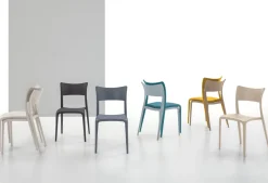 Sedia impilabile in polipropilene Cordoba disponibile in 8 colori