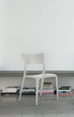 Sedia impilabile in polipropilene Cordoba disponibile in 8 colori