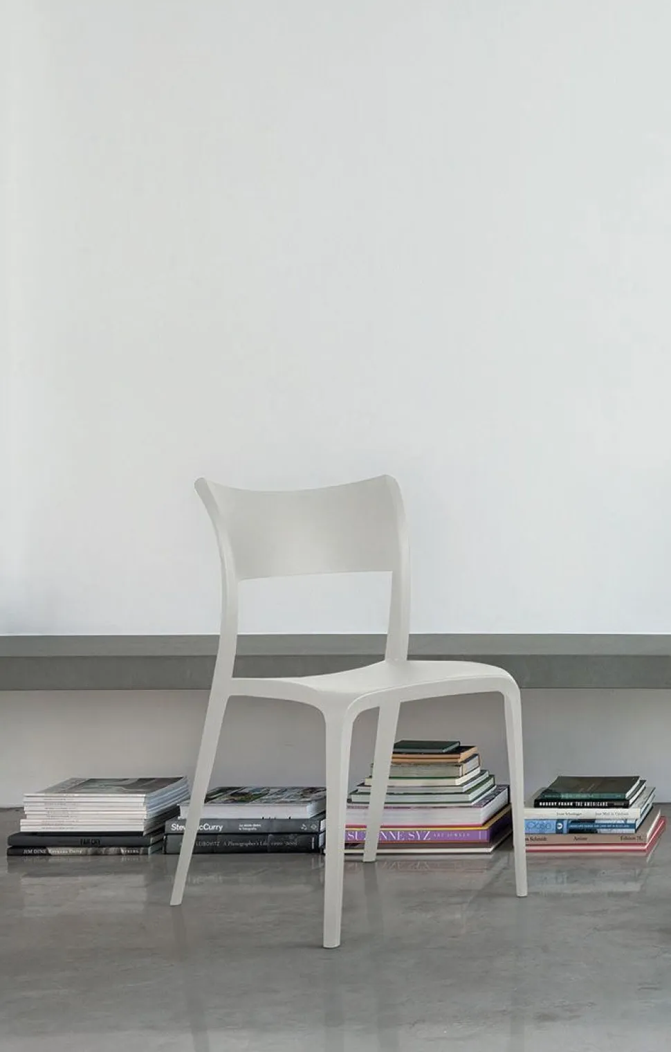 Sedia impilabile in polipropilene Cordoba disponibile in 8 colori