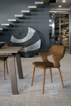 Sedia moderna imbottita e rivestita interamente in microfibra Seattle disponibile in 4 colori