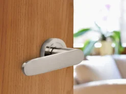 Set di maniglie per porte interne Bunbury con rosetta D.50mm in Alluminio disponibile in 2 colori