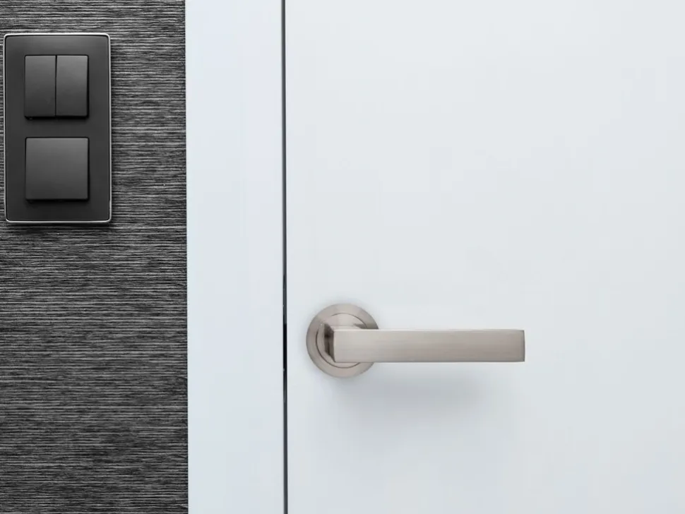 Set di maniglie per porte interne Mackay con rosetta da D.50 mm in Alluminio disponibile in 2 colori